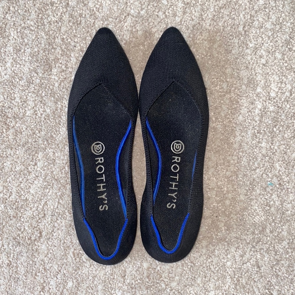 Rothy’s pointed toe flats in classic black. Size women’s 8!